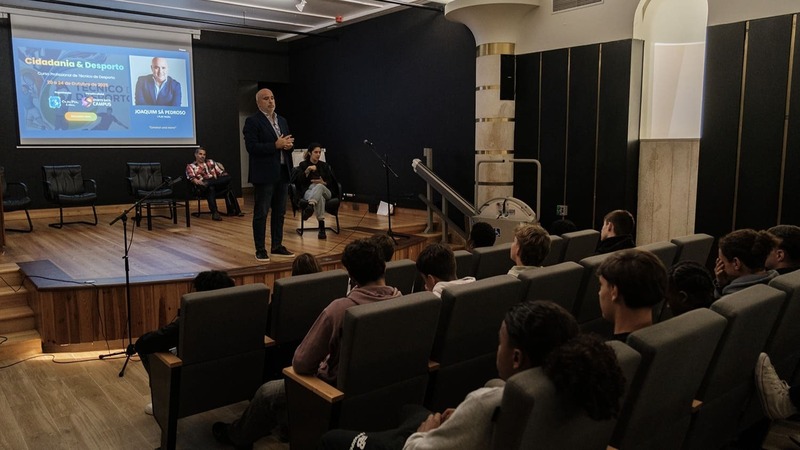 Convidado a conversar com alunos num auditório, durante uma edição anterior de Cidadania & Desporto